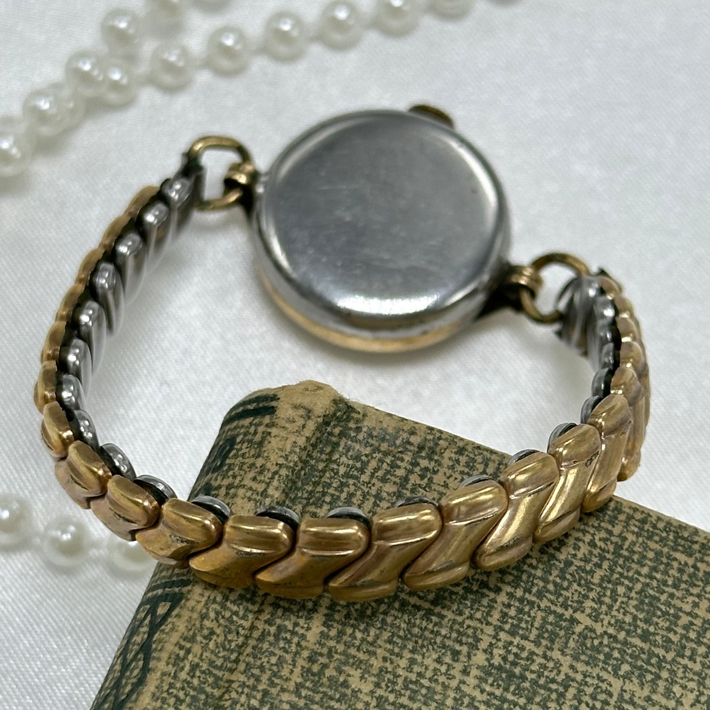 Vintage 1940's Gold Round Dial Harvel Wind-Up Watch