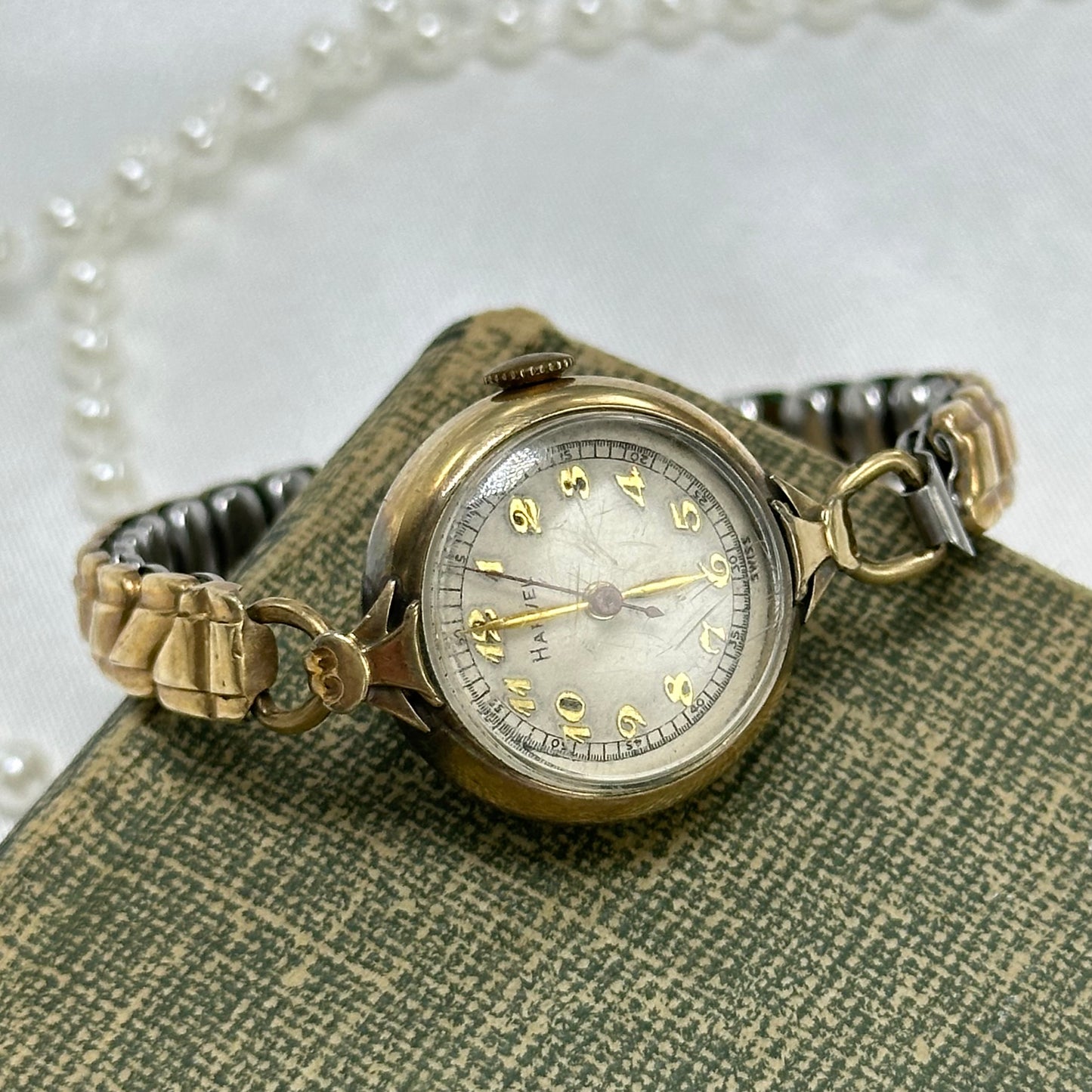 Vintage 1940's Gold Round Dial Harvel Wind-Up Watch