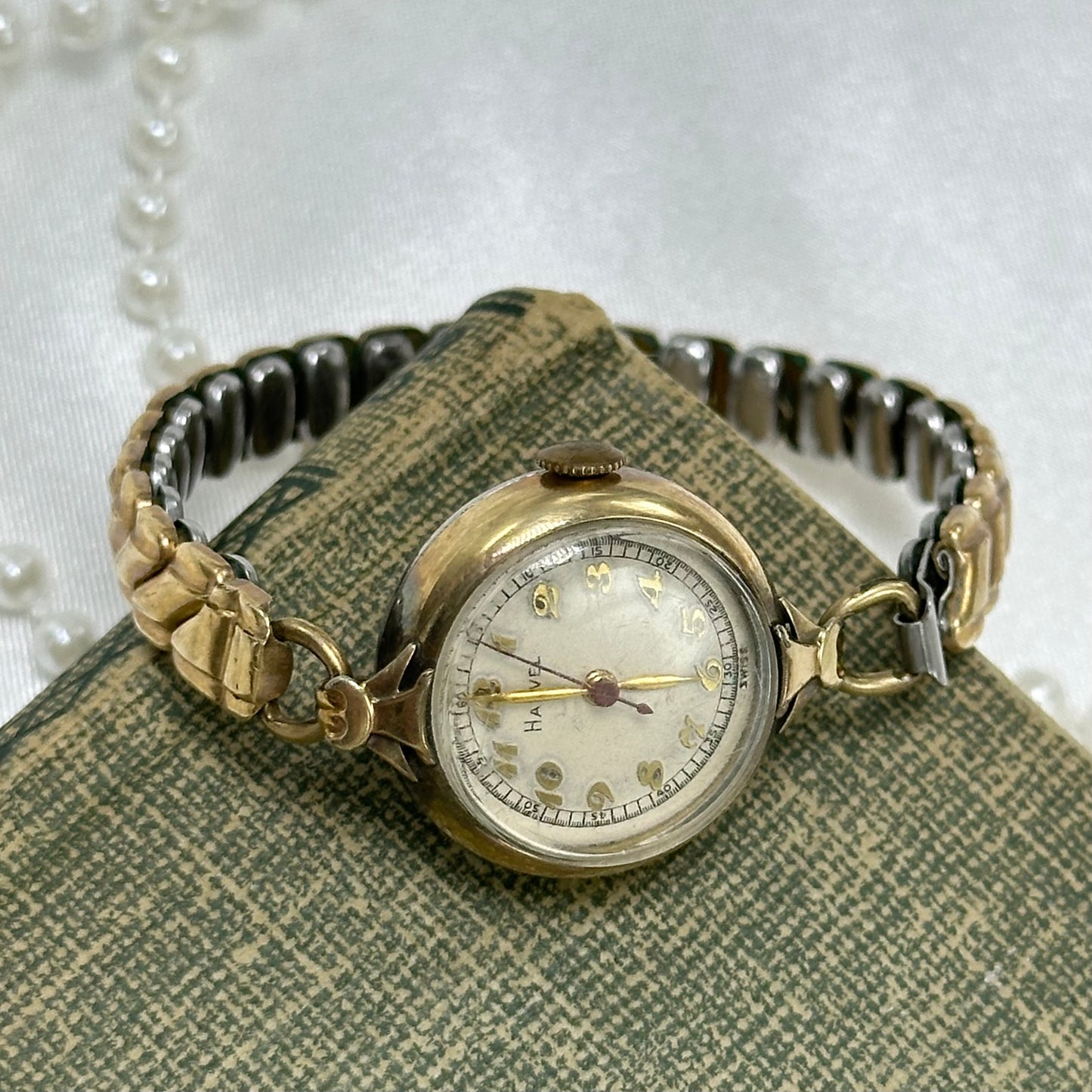 Vintage 1940's Gold Round Dial Harvel Wind-Up Watch