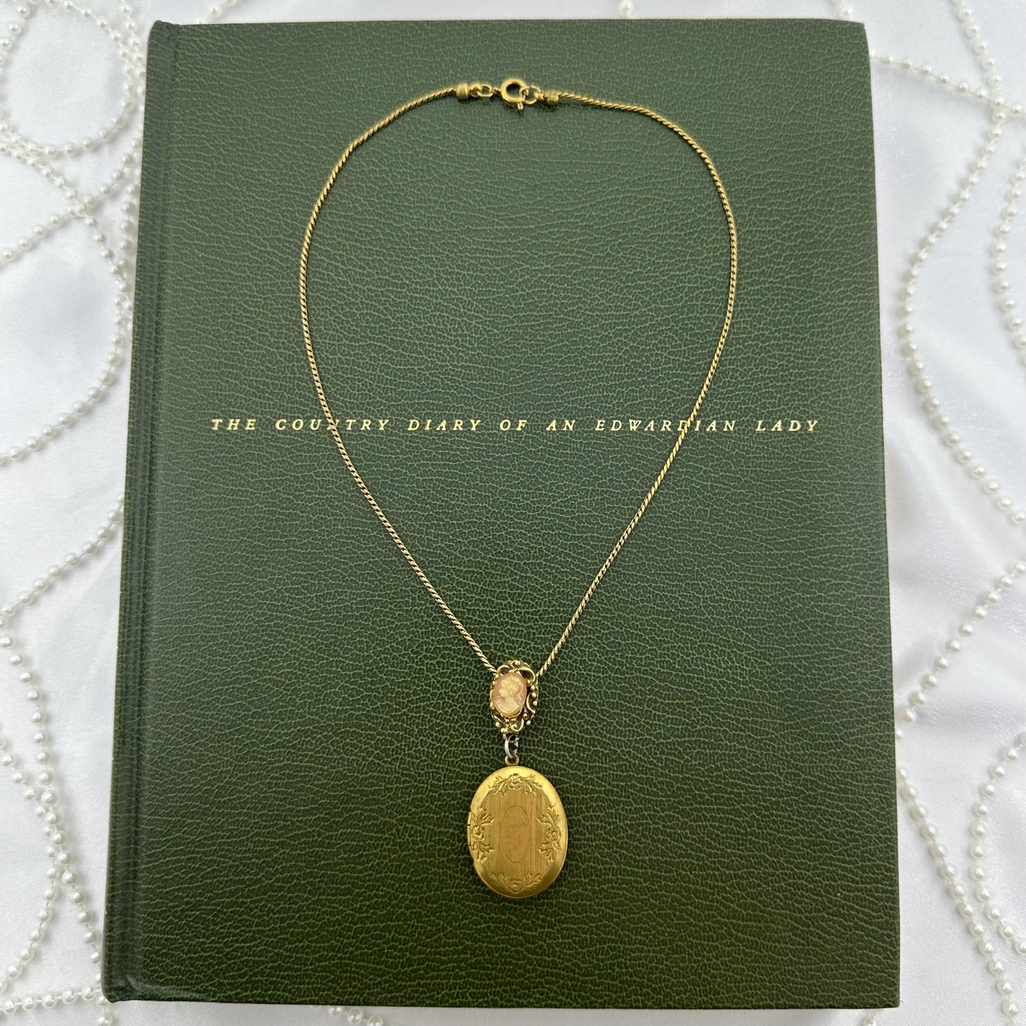 Vintage Gold Oval Locket Cameo Necklace