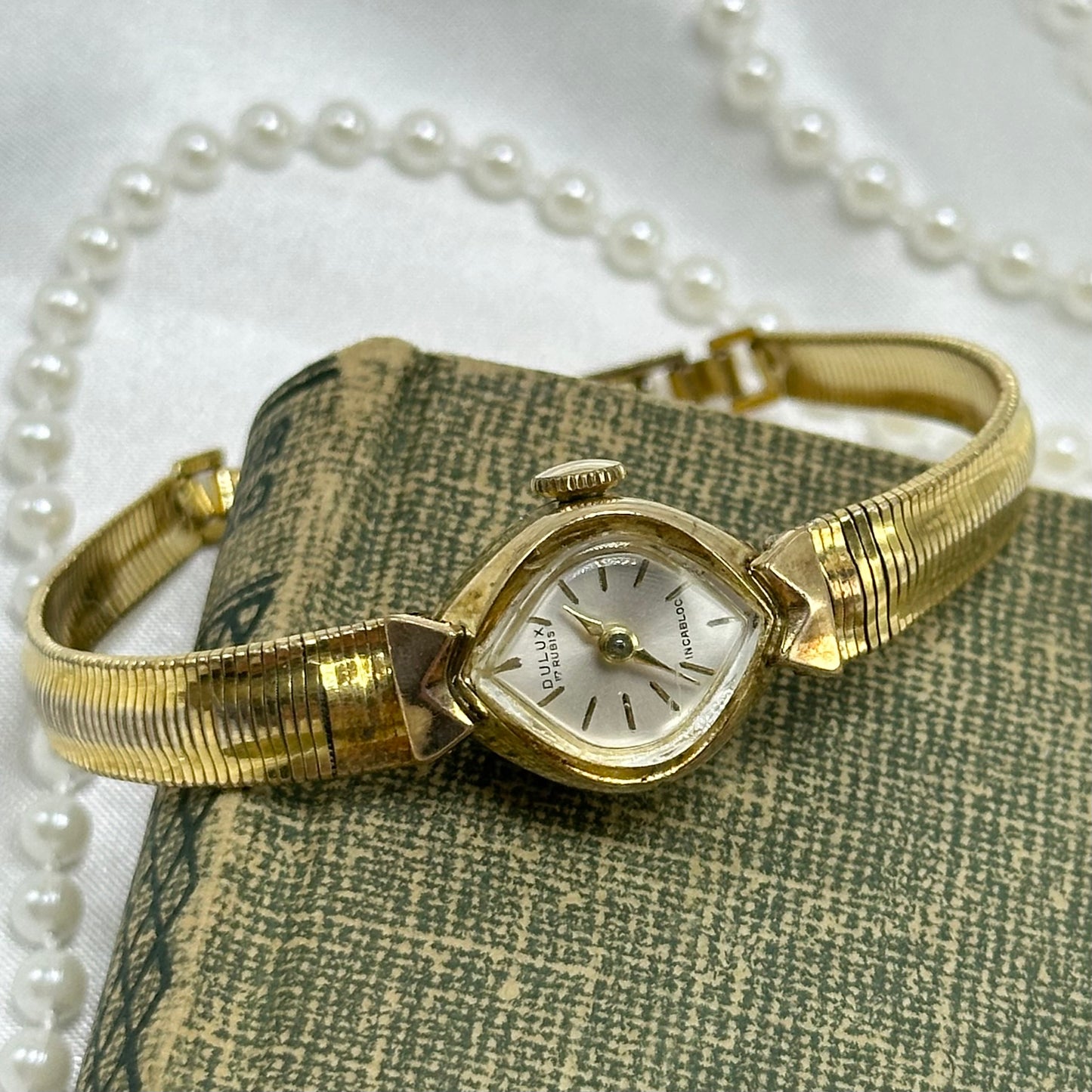 Dainty Vintage Gold Dulux 17 Rubis Wind Up Watch