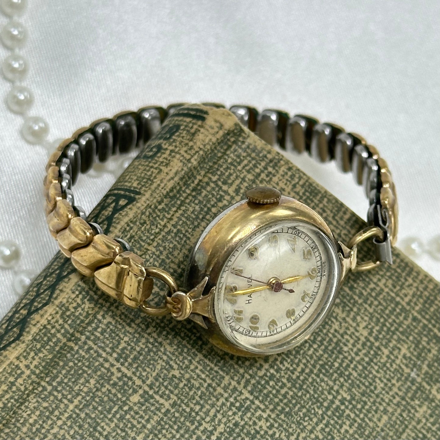 Vintage 1940's Gold Round Dial Harvel Wind-Up Watch