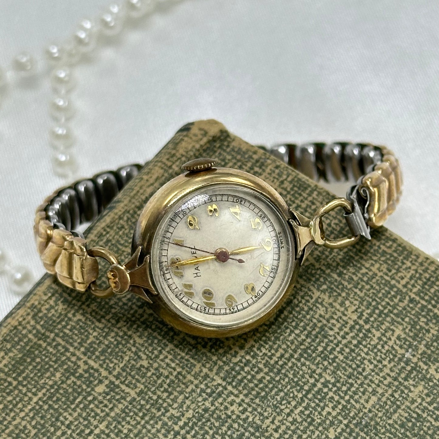 Vintage 1940's Gold Round Dial Harvel Wind-Up Watch