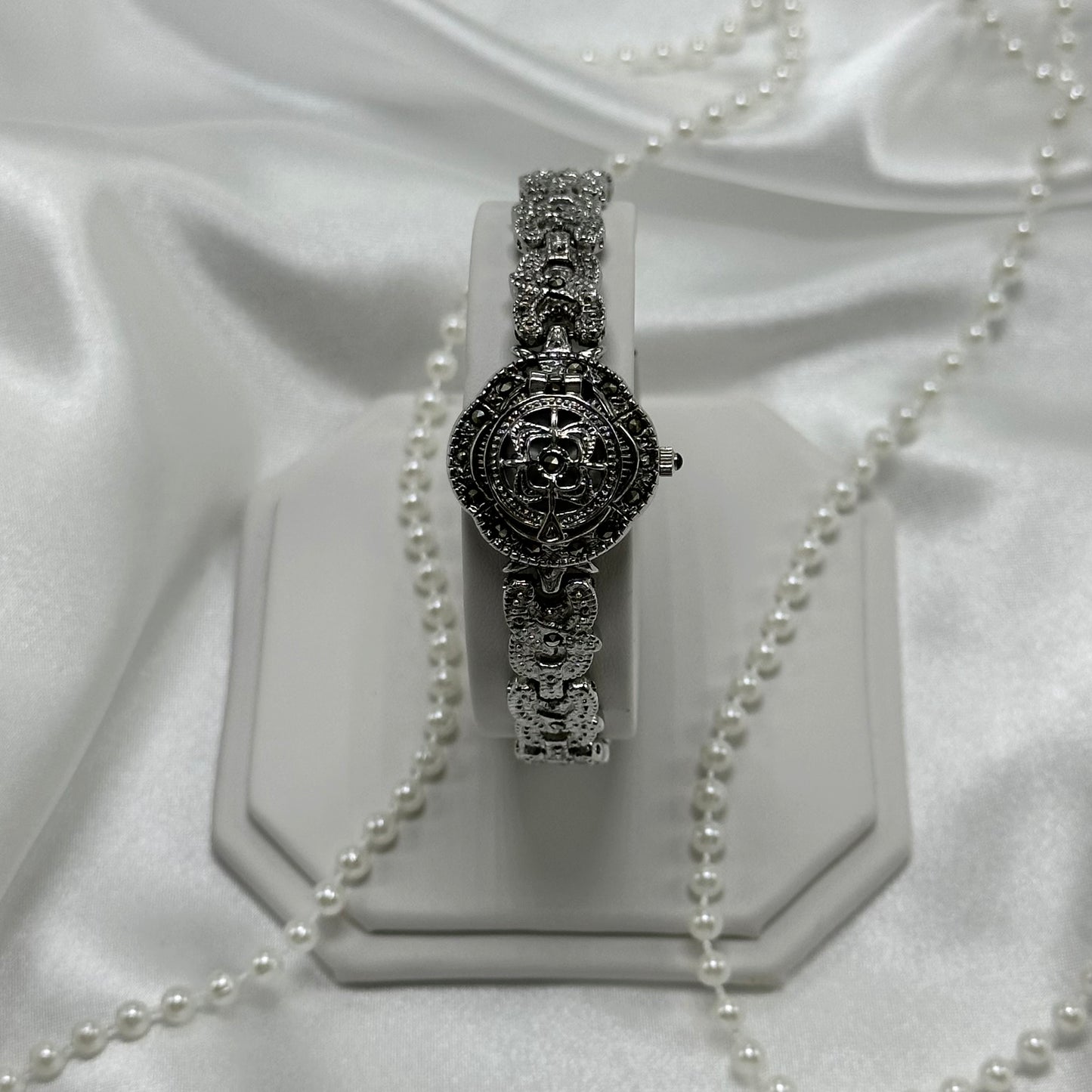 Gorgeous vintage peek a boo watch with clasp band