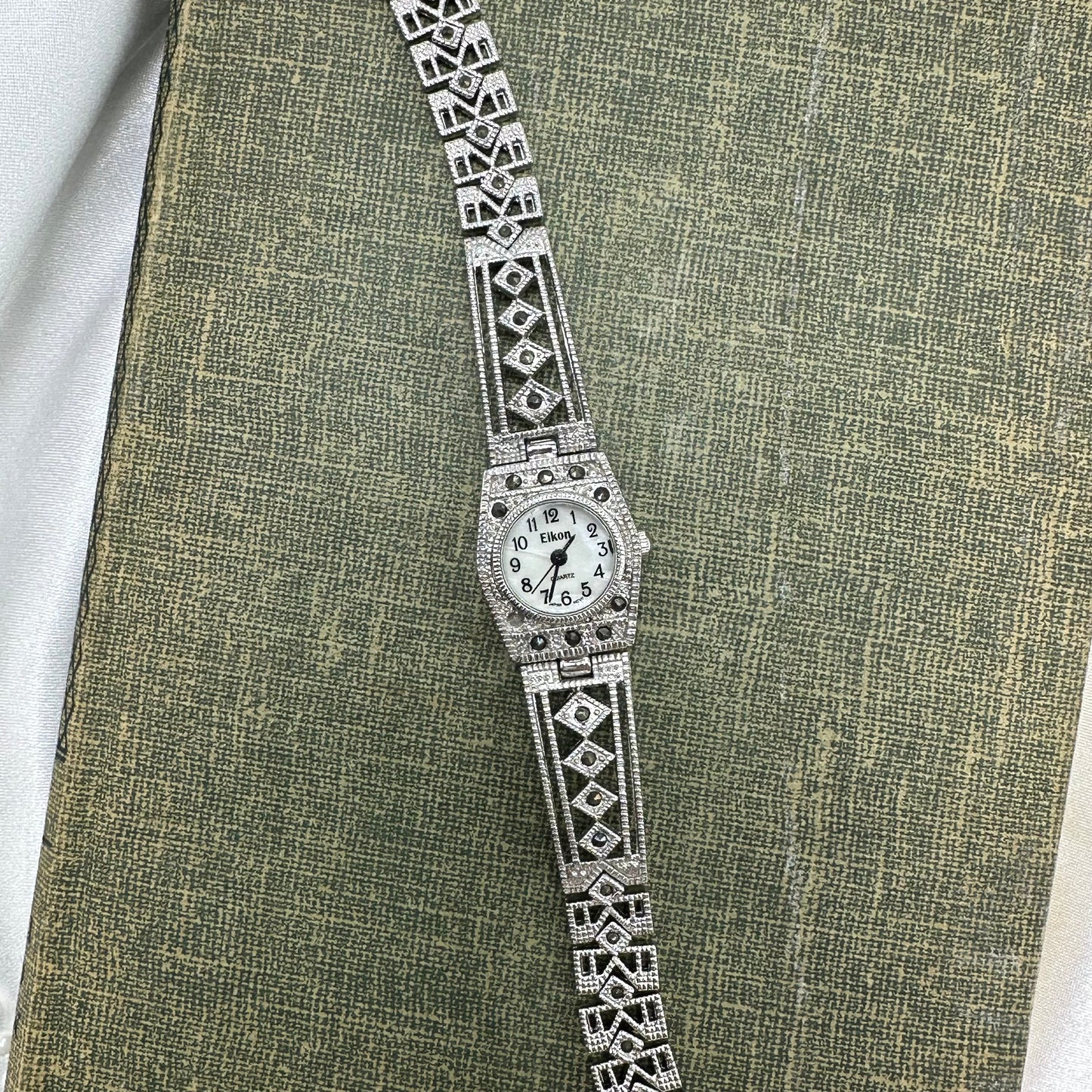Gorgeous vintage silver tone watch with clasp band and quartz movement