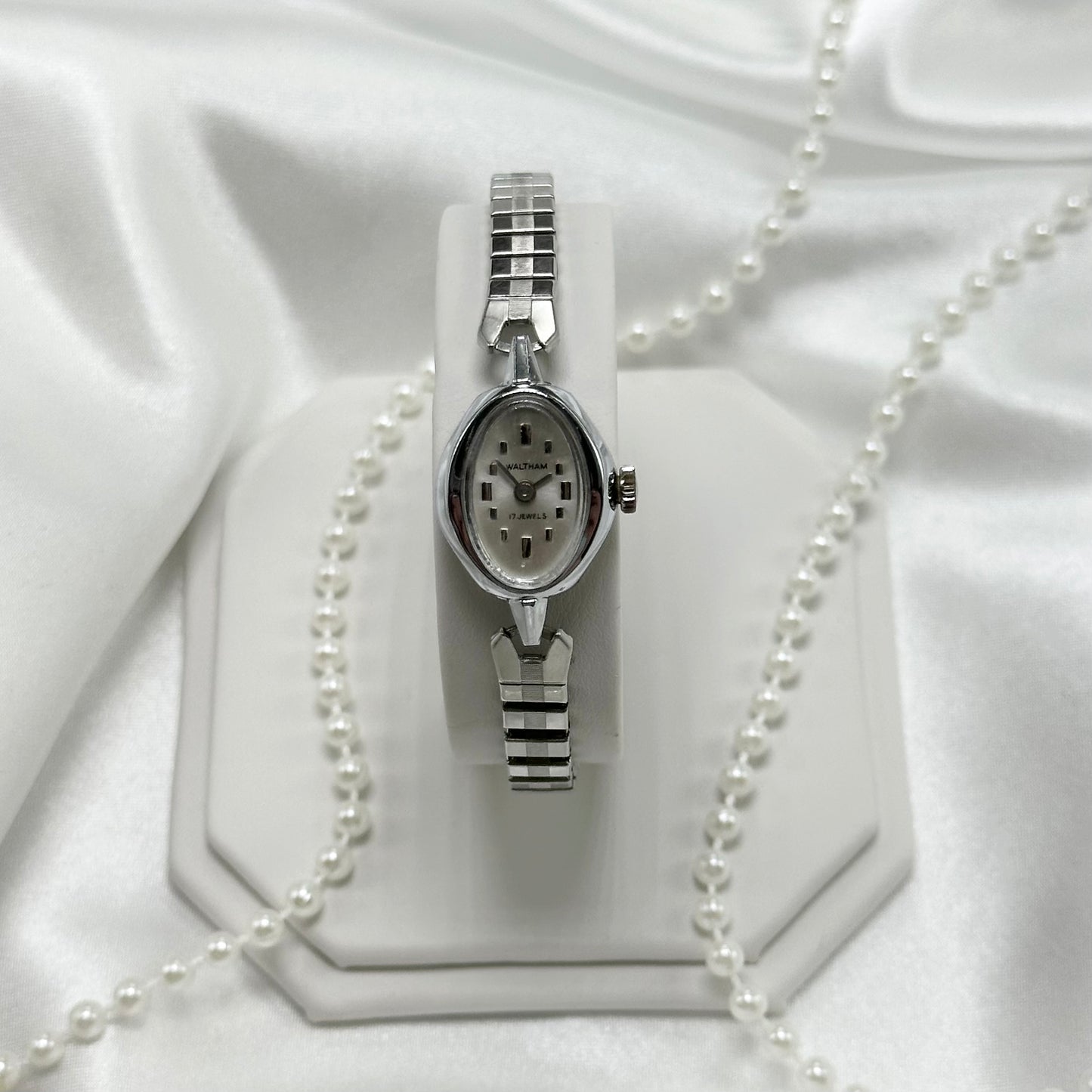 Silver tone Waltham 17 Jewels manual winding watch with stretchable band.