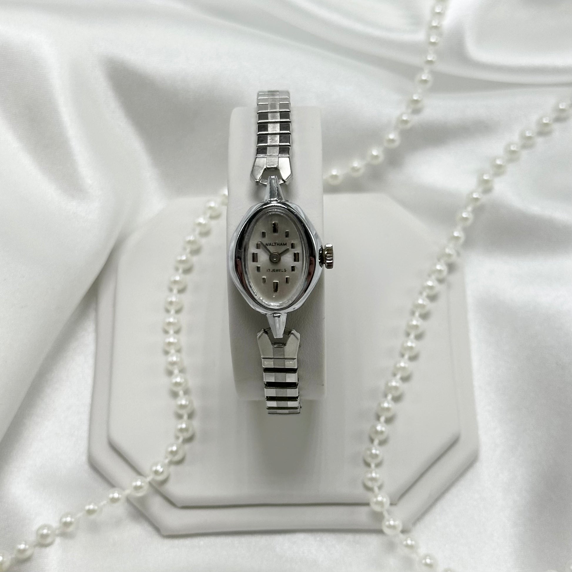 Silver tone Waltham 17 Jewels manual winding watch with stretchable band.