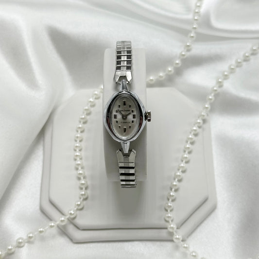 Silver tone Waltham 17 Jewels manual winding watch with stretchable band.