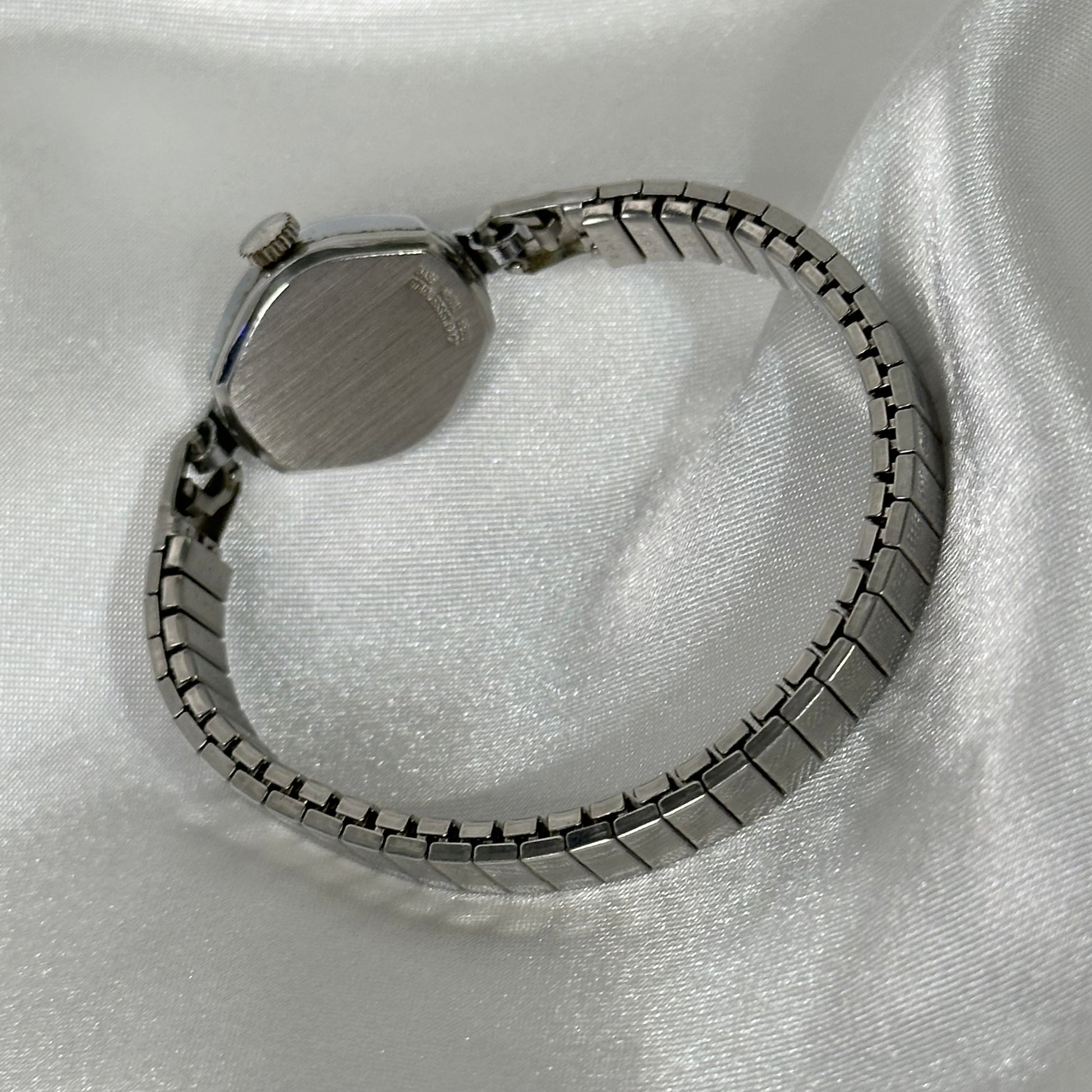 Silver tone Waltham 17 Jewels manual winding watch with stretchable band