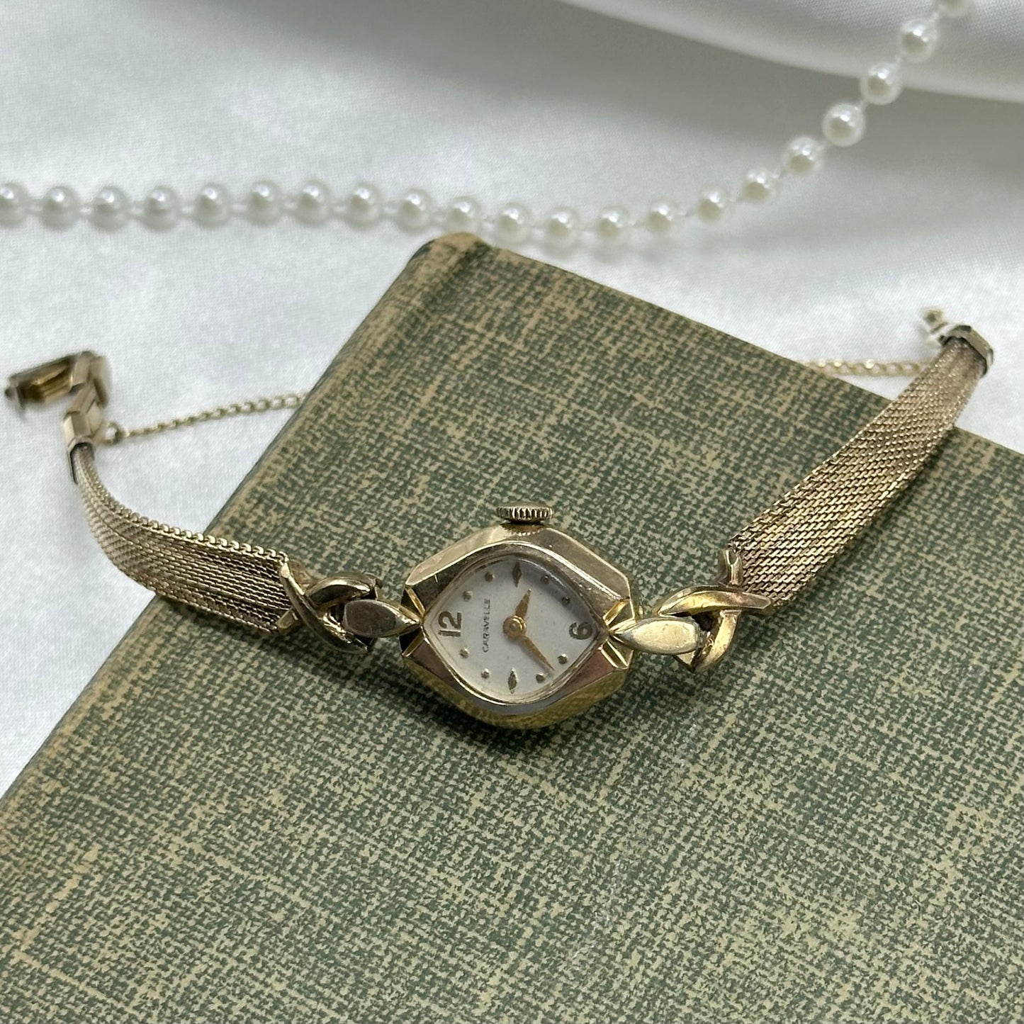 Vintage Caravelle manual winding watch with clasp band from the 1960s. 