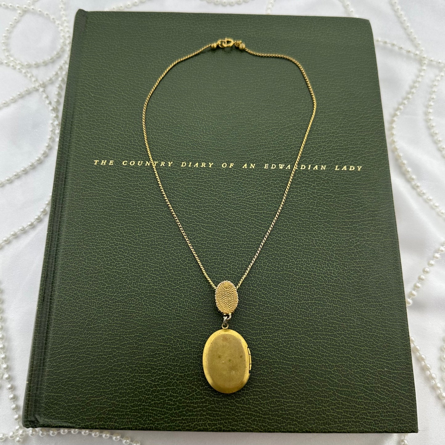 Vintage Gold Oval Locket Cameo Necklace