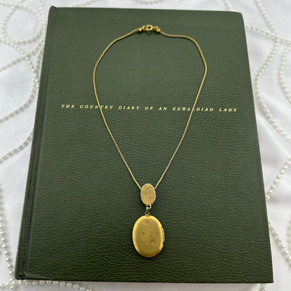 Vintage Gold Oval Locket Cameo Necklace