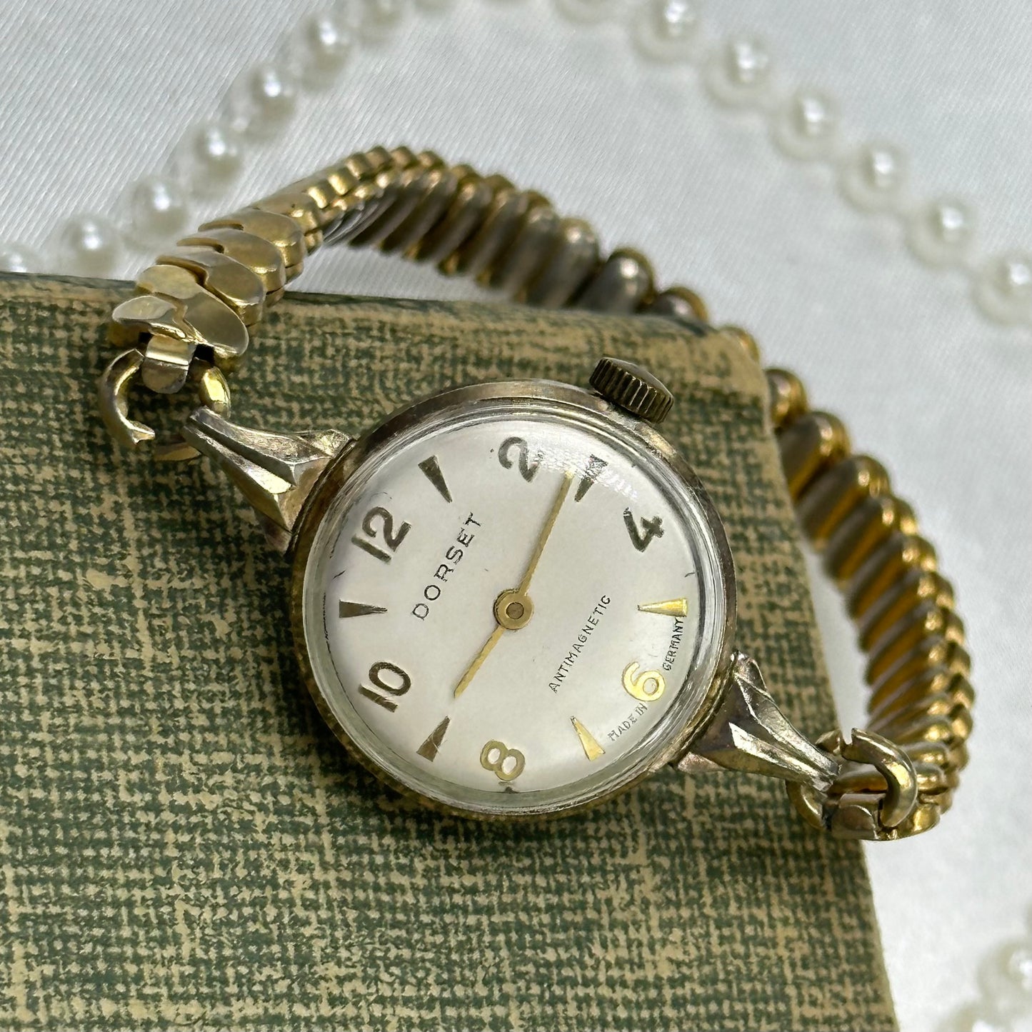 Vintage Round Dial Gold Dorset Wind-Up Watch