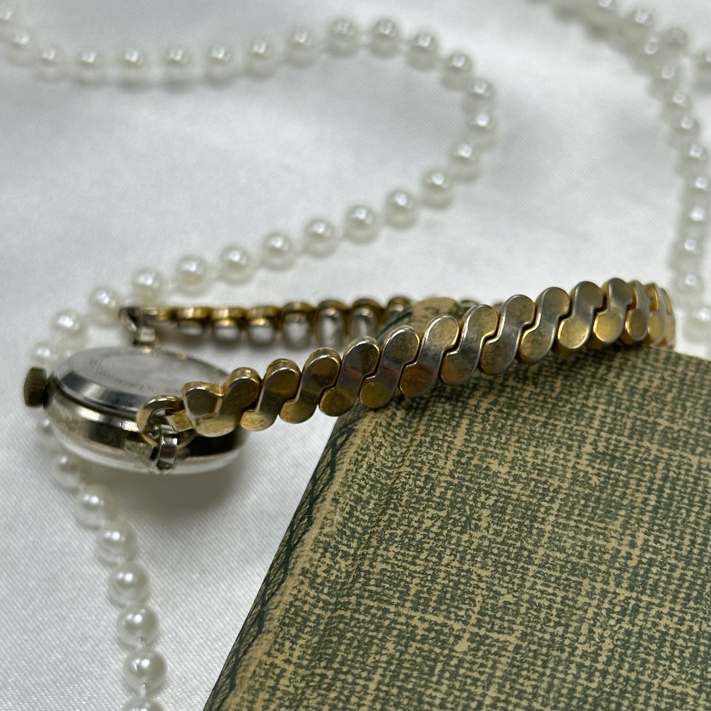 Vintage Round Dial Gold Dorset Wind-Up Watch