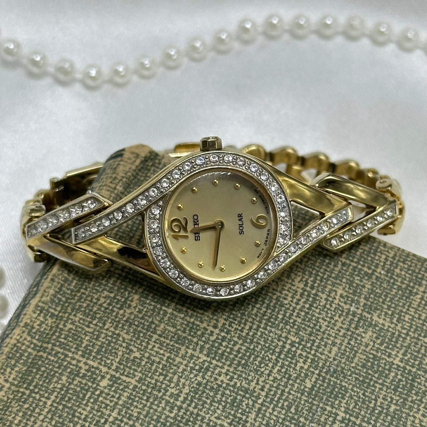 22-mm stainless steel case and stainless steel bracelet with push-button-clasp closure. Water resistant