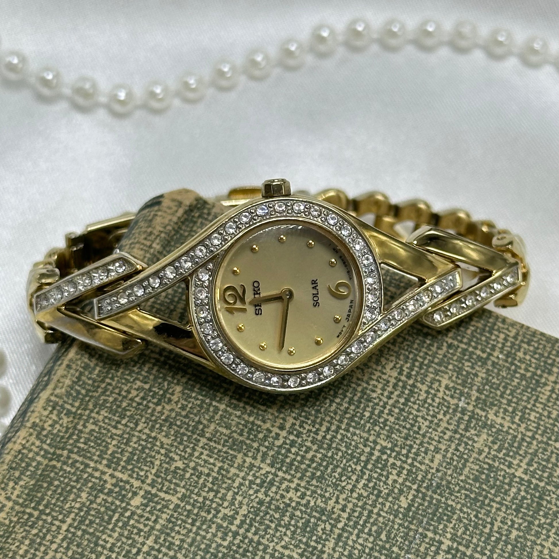 22-mm stainless steel case and stainless steel bracelet with push-button-clasp closure. Water resistant