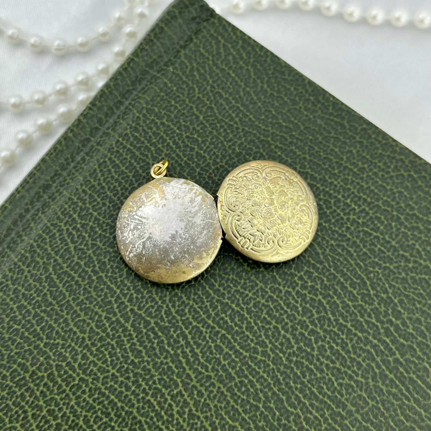 Vintage Gold Round Flower Locket