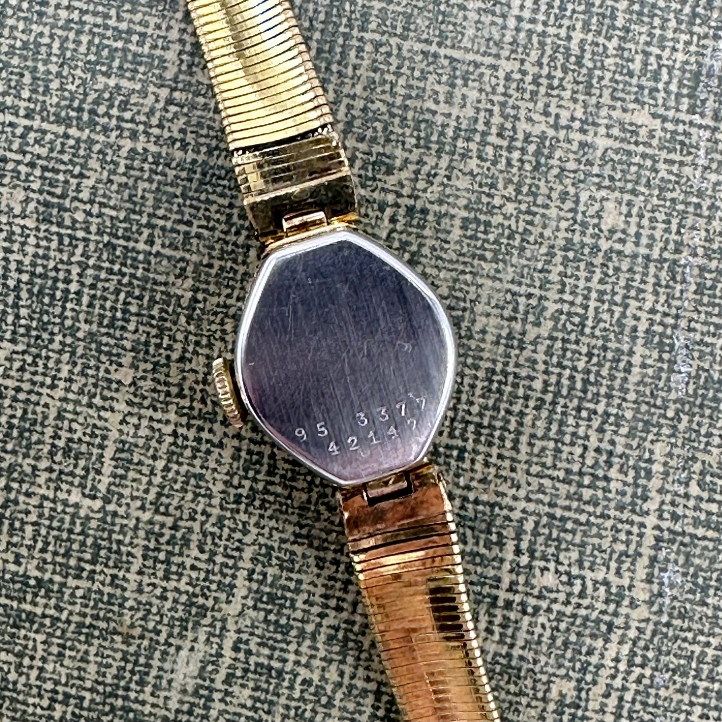 Dainty Vintage Gold Dulux 17 Rubis Wind Up Watch