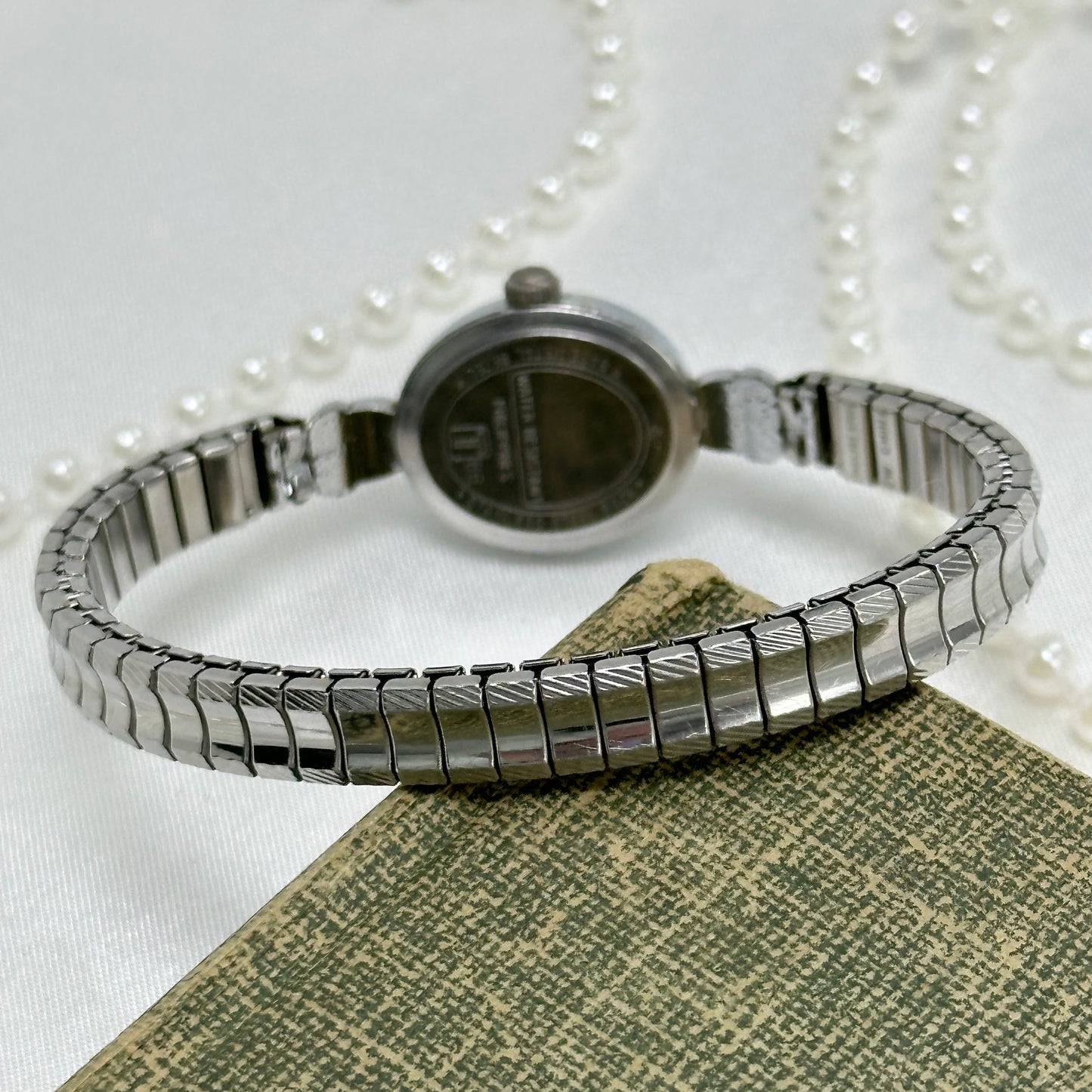 Classic Silver Round Dial Acqua Watch