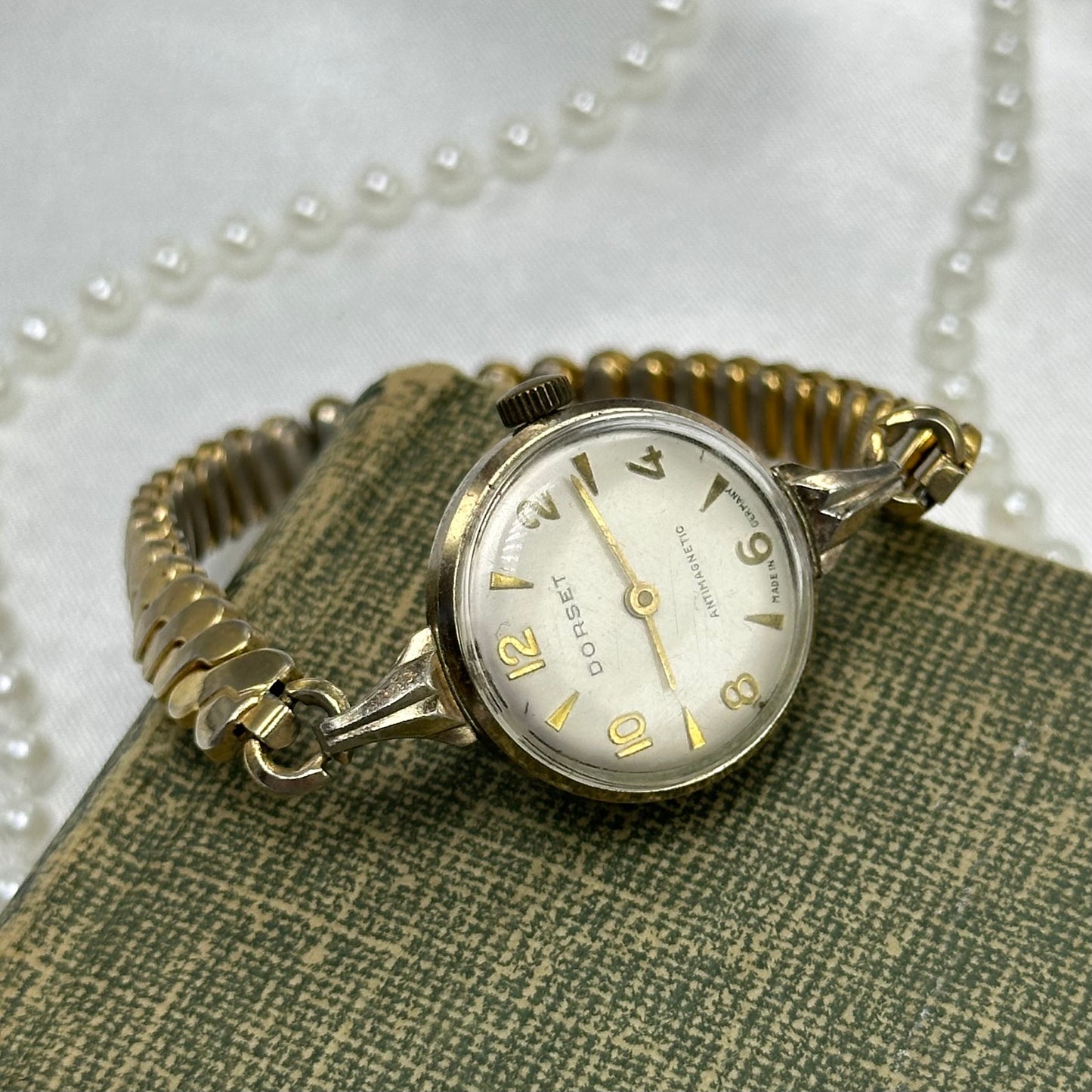 Vintage Round Dial Gold Dorset Wind-Up Watch