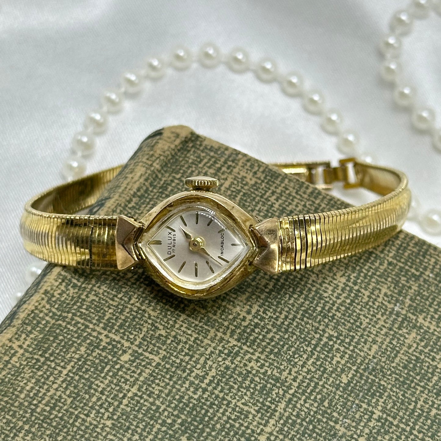 Dainty Vintage Gold Dulux 17 Rubis Wind Up Watch