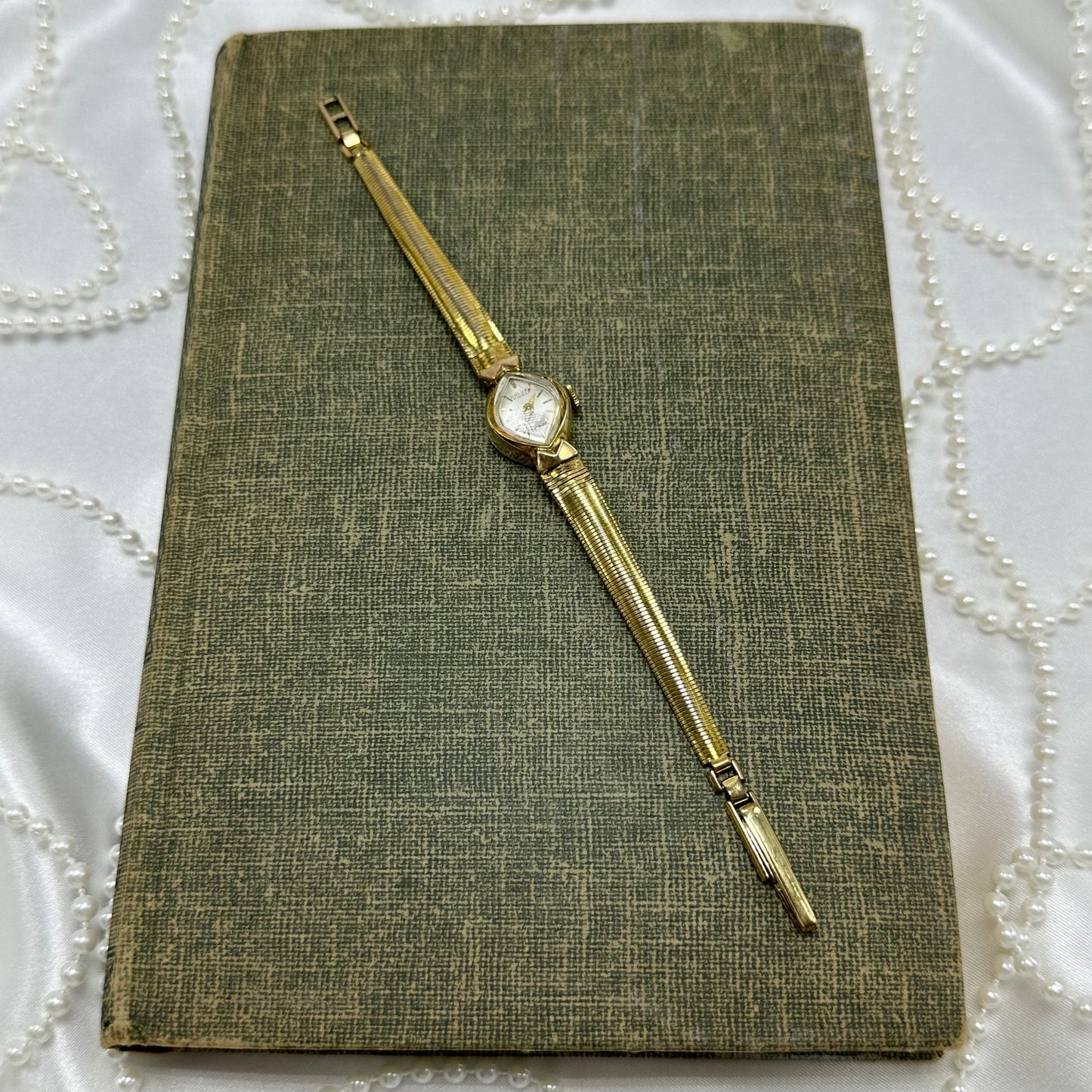 Dainty Vintage Gold Dulux 17 Rubis Wind Up Watch