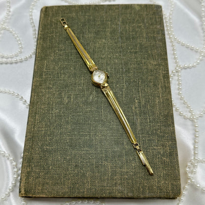 Dainty Vintage Gold Dulux 17 Rubis Wind Up Watch