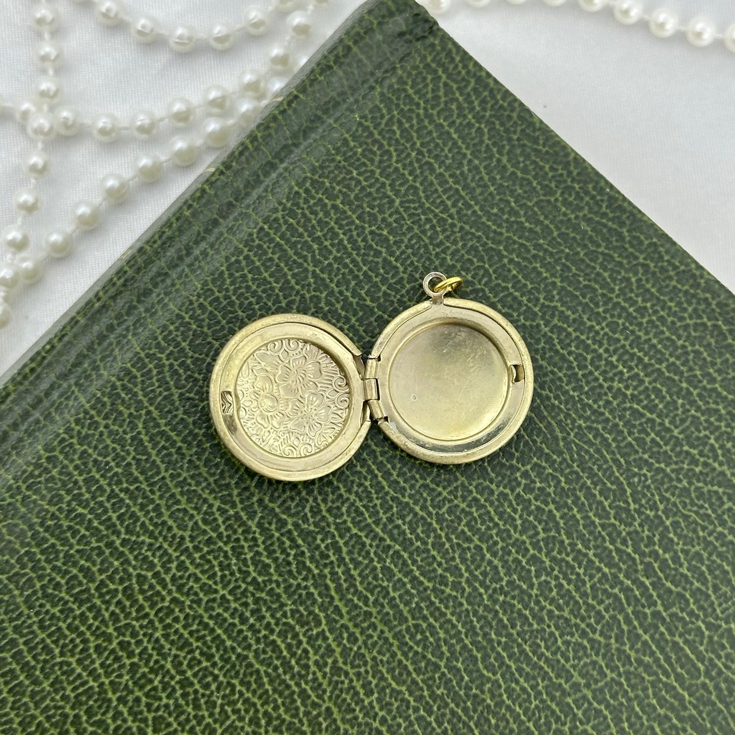 Vintage Gold Round Flower Locket