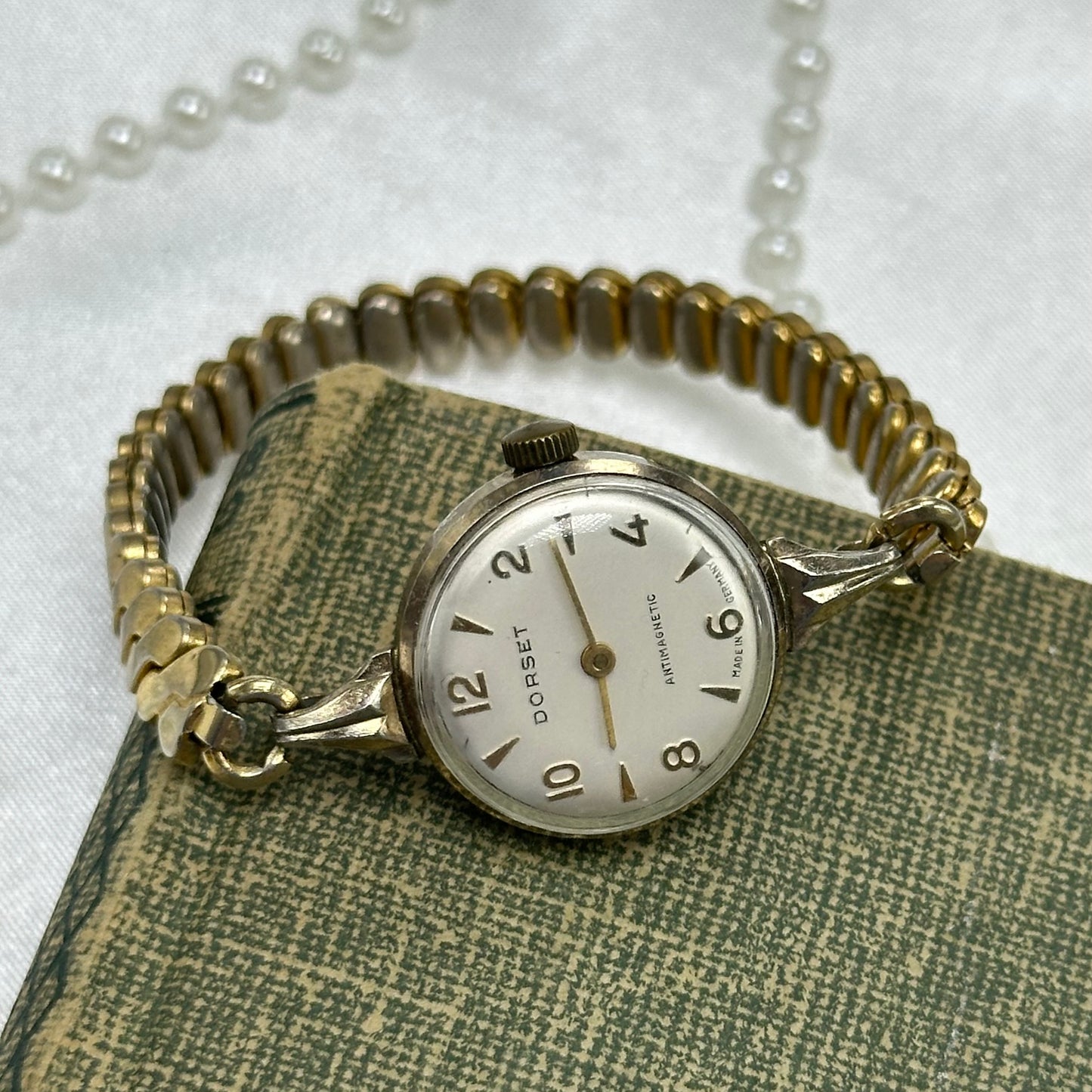 Vintage Round Dial Gold Dorset Wind-Up Watch
