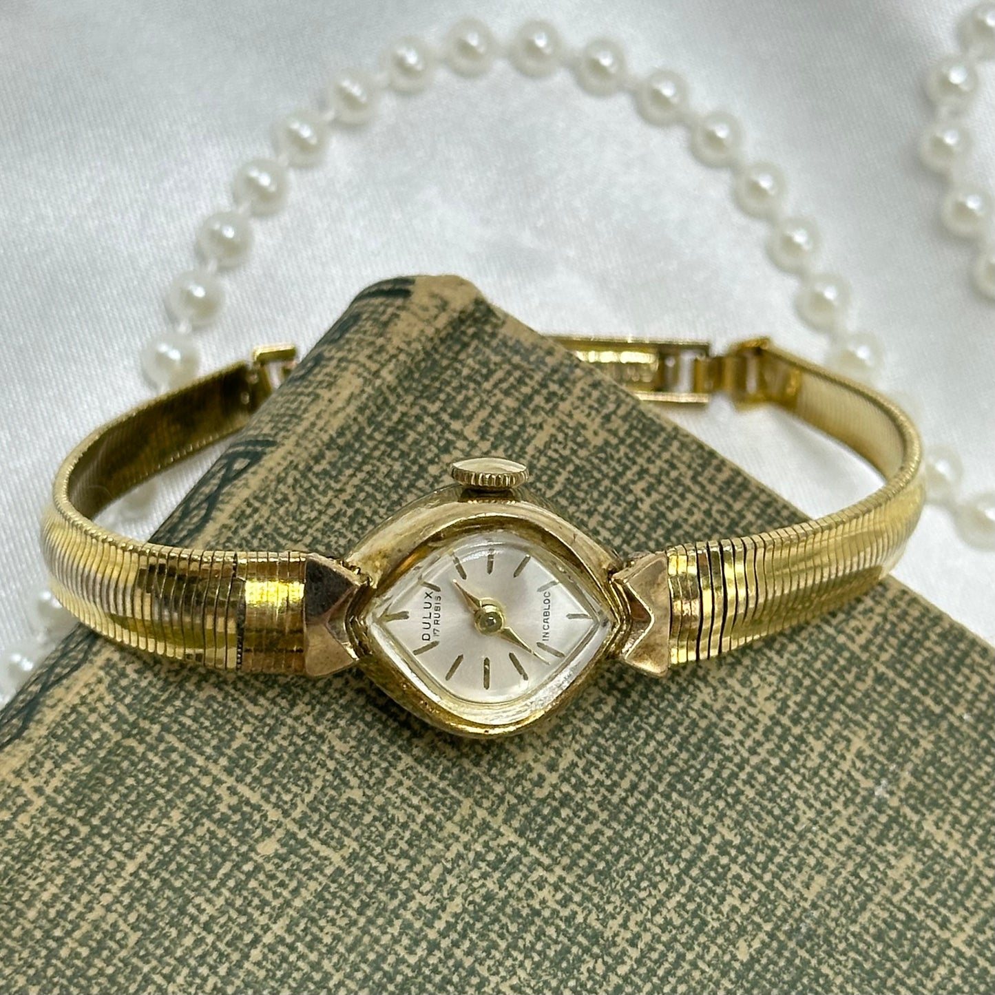Dainty Vintage Gold Dulux 17 Rubis Wind Up Watch