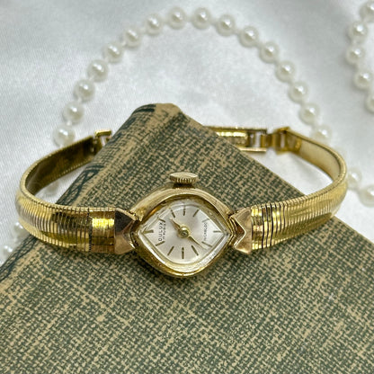Dainty Vintage Gold Dulux 17 Rubis Wind Up Watch