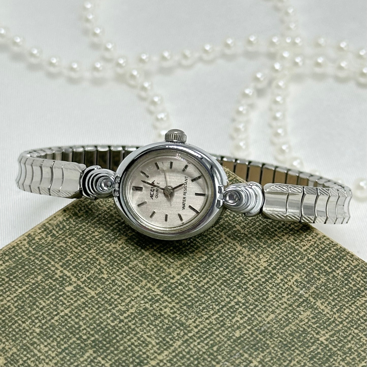 Classic Silver Round Dial Acqua Watch