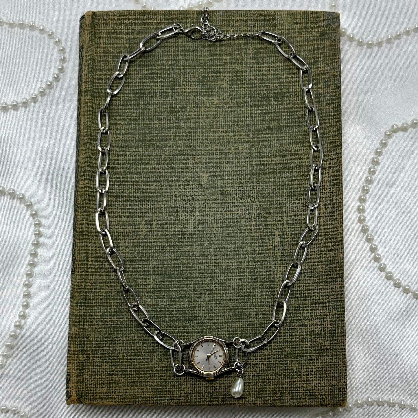 Chunky Chain Watch Choker with Pearl