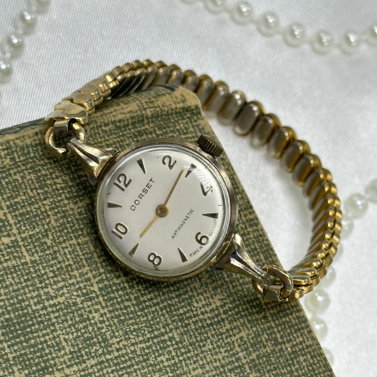 Vintage Round Dial Gold Dorset Wind-Up Watch