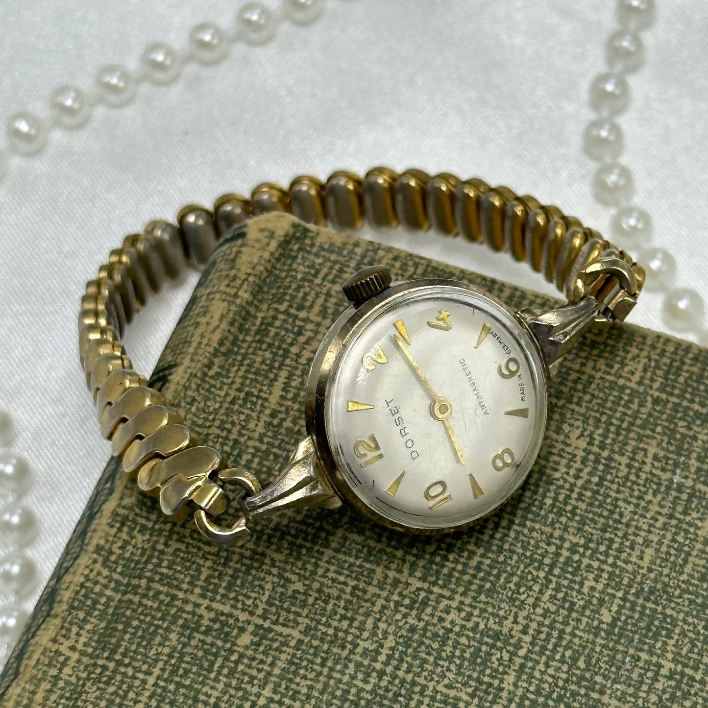 Vintage Round Dial Gold Dorset Wind-Up Watch
