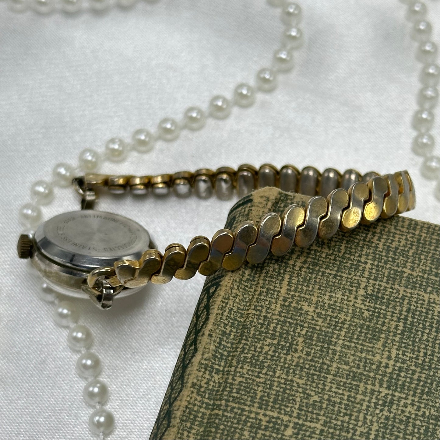 Vintage Round Dial Gold Dorset Wind-Up Watch