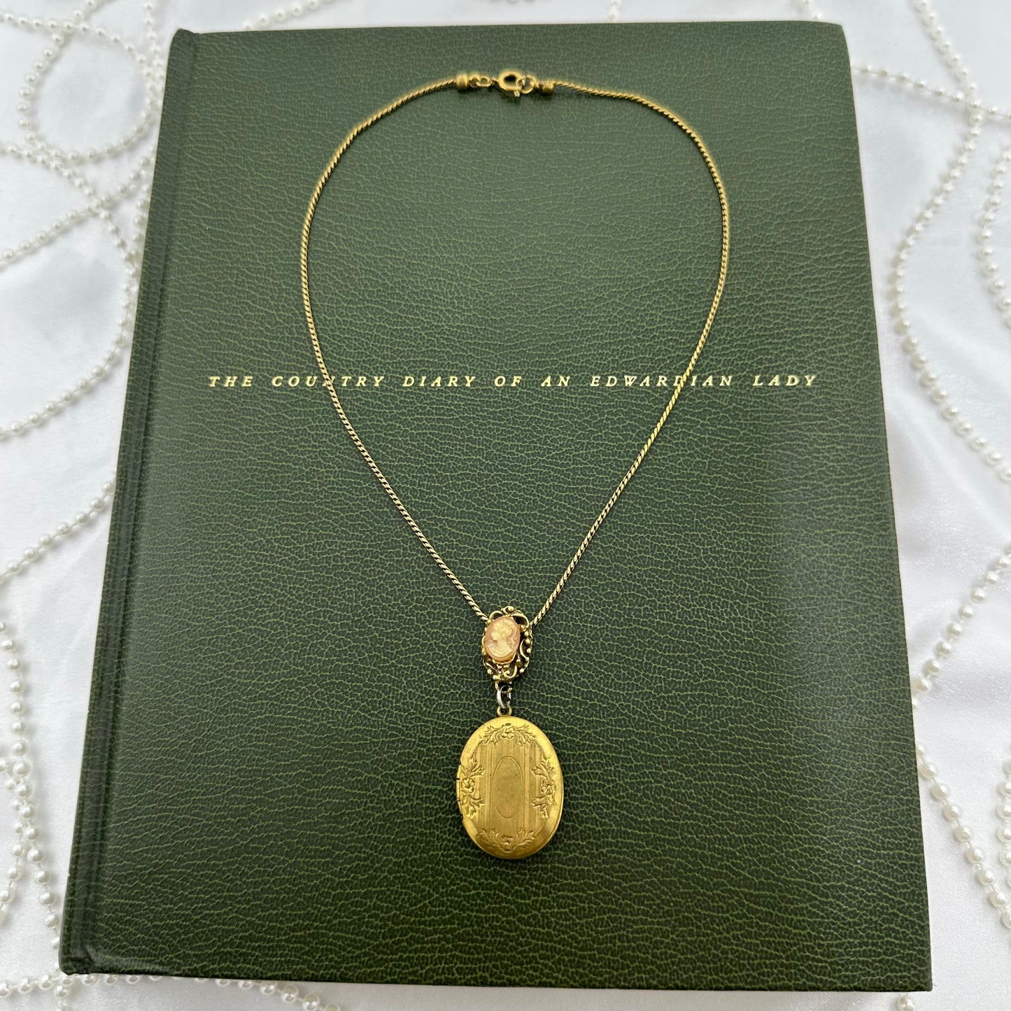 Vintage Gold Oval Locket Cameo Necklace