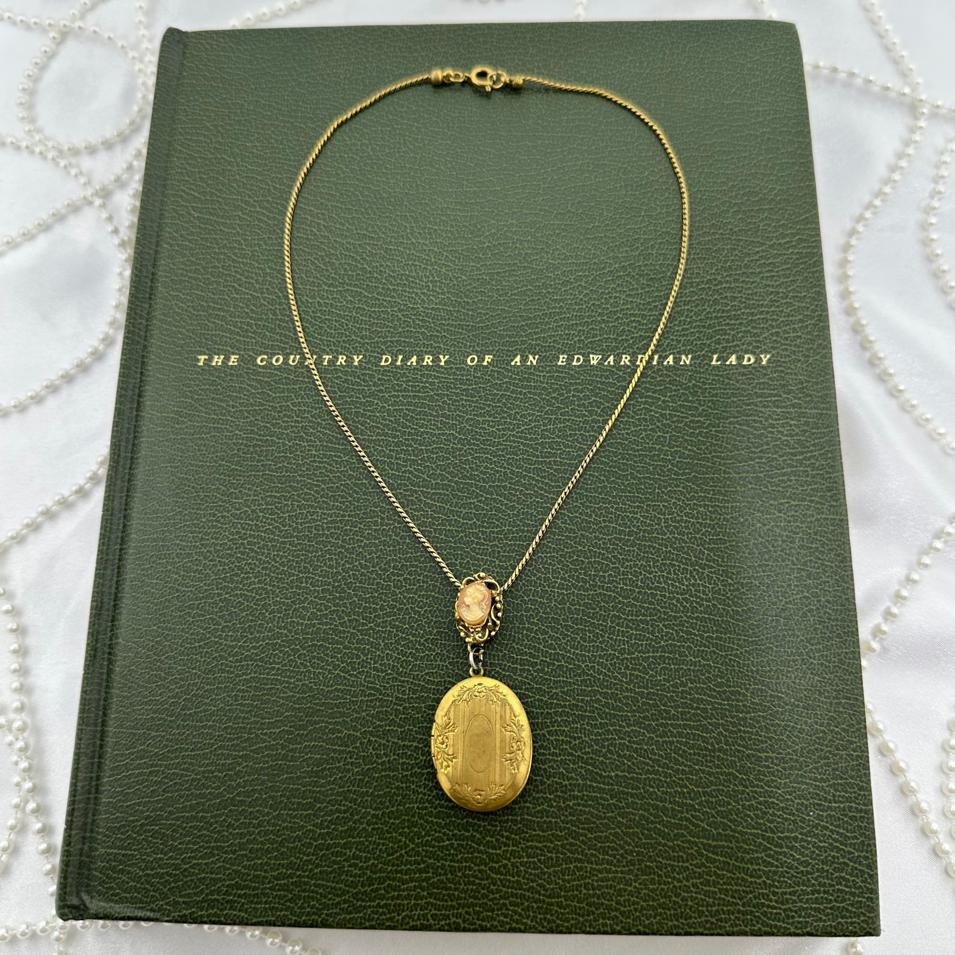 Vintage Gold Oval Locket Cameo Necklace