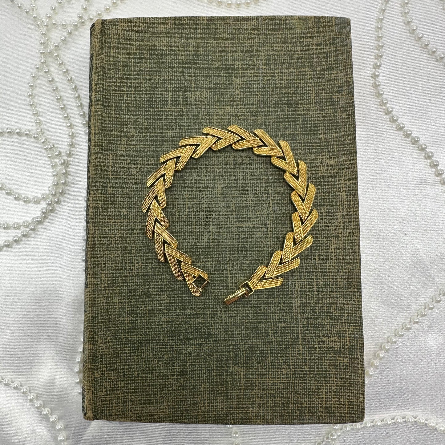 Vintage gold tone chevron v-link textured bracelet.