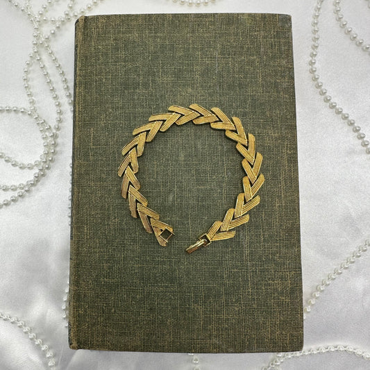 Vintage gold tone chevron v-link textured bracelet.