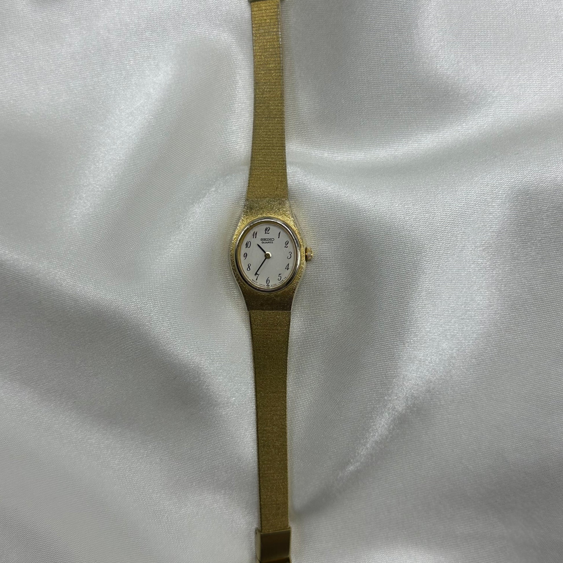 Gold Tone Seiko round dial watch