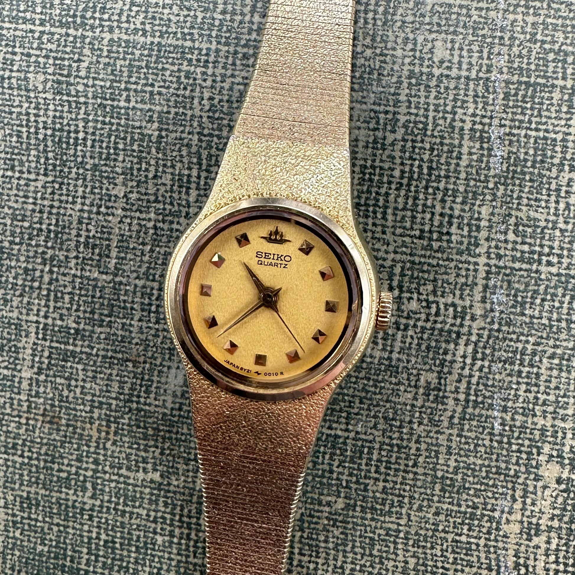 Gold tone Seiko round dial watch with quartz movement