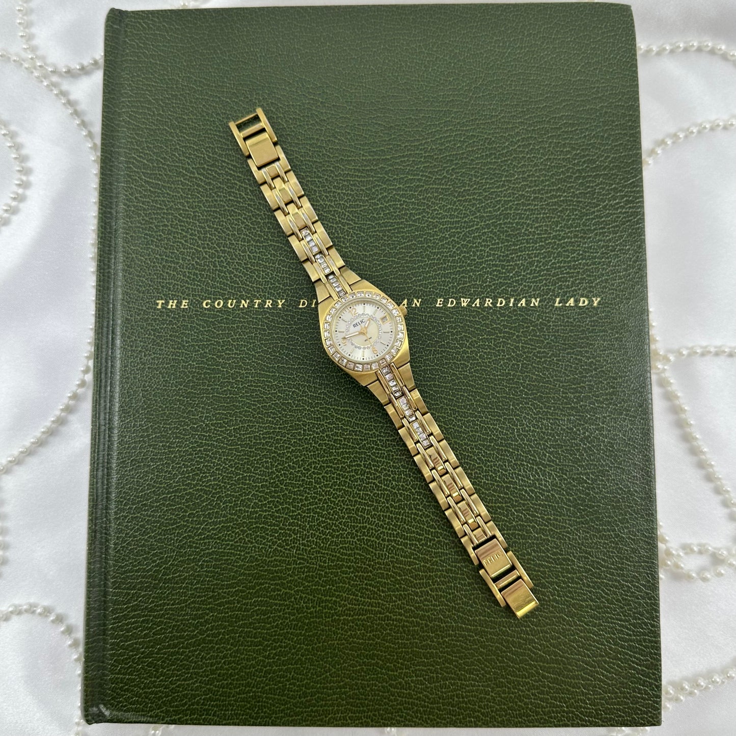 Gold tone stainless steel Relic by Fossil watch with crystal round dial and date display. Water resistant.