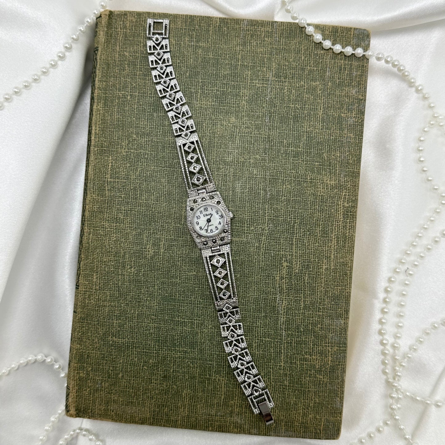 Gorgeous vintage silver tone watch with clasp band. Art Deco style