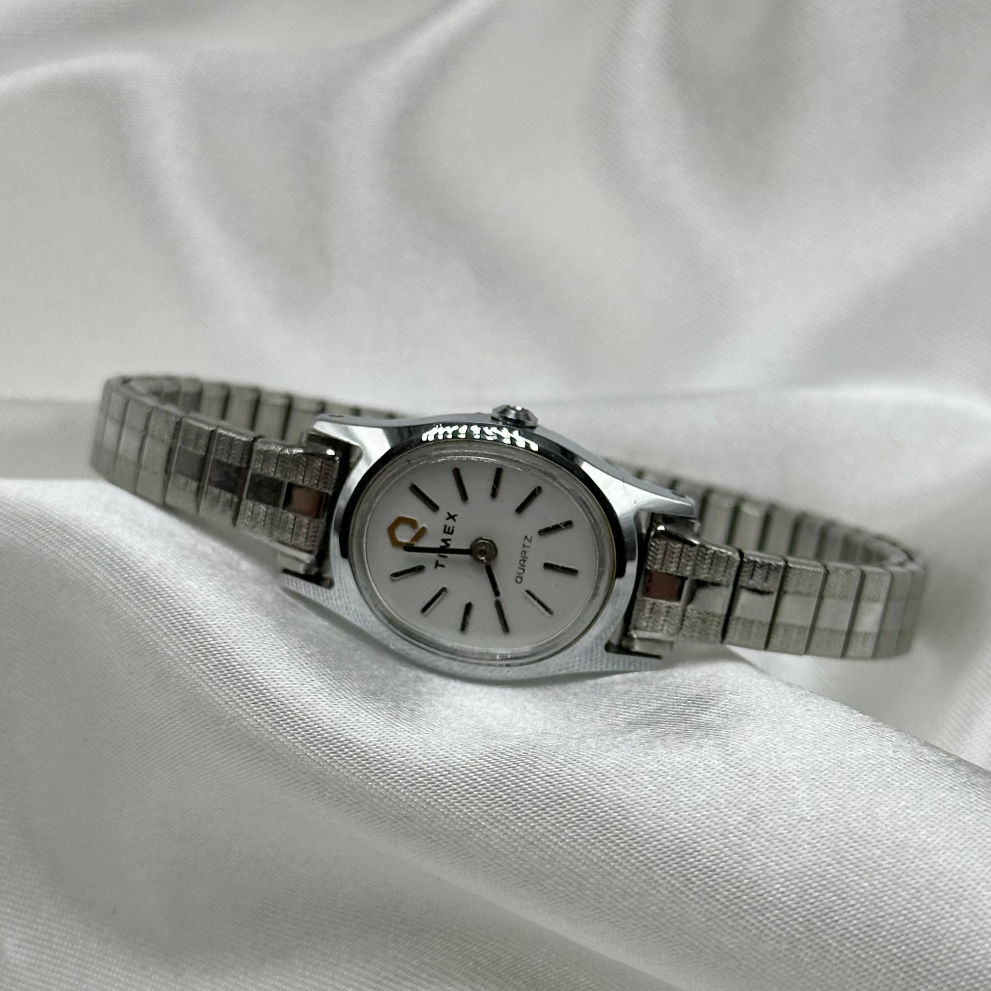 Silver tone Timex oval dial watch with quartz movement 