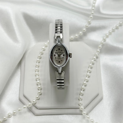 Silver tone Waltham 17 Jewels manual winding watch with stretchable band.