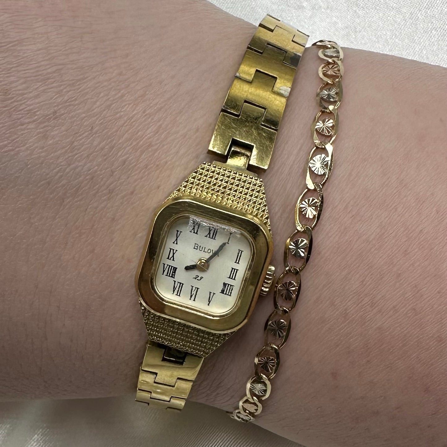 Vintage 1976 Bulova 23 Jewels Wind-Up Women's Watch