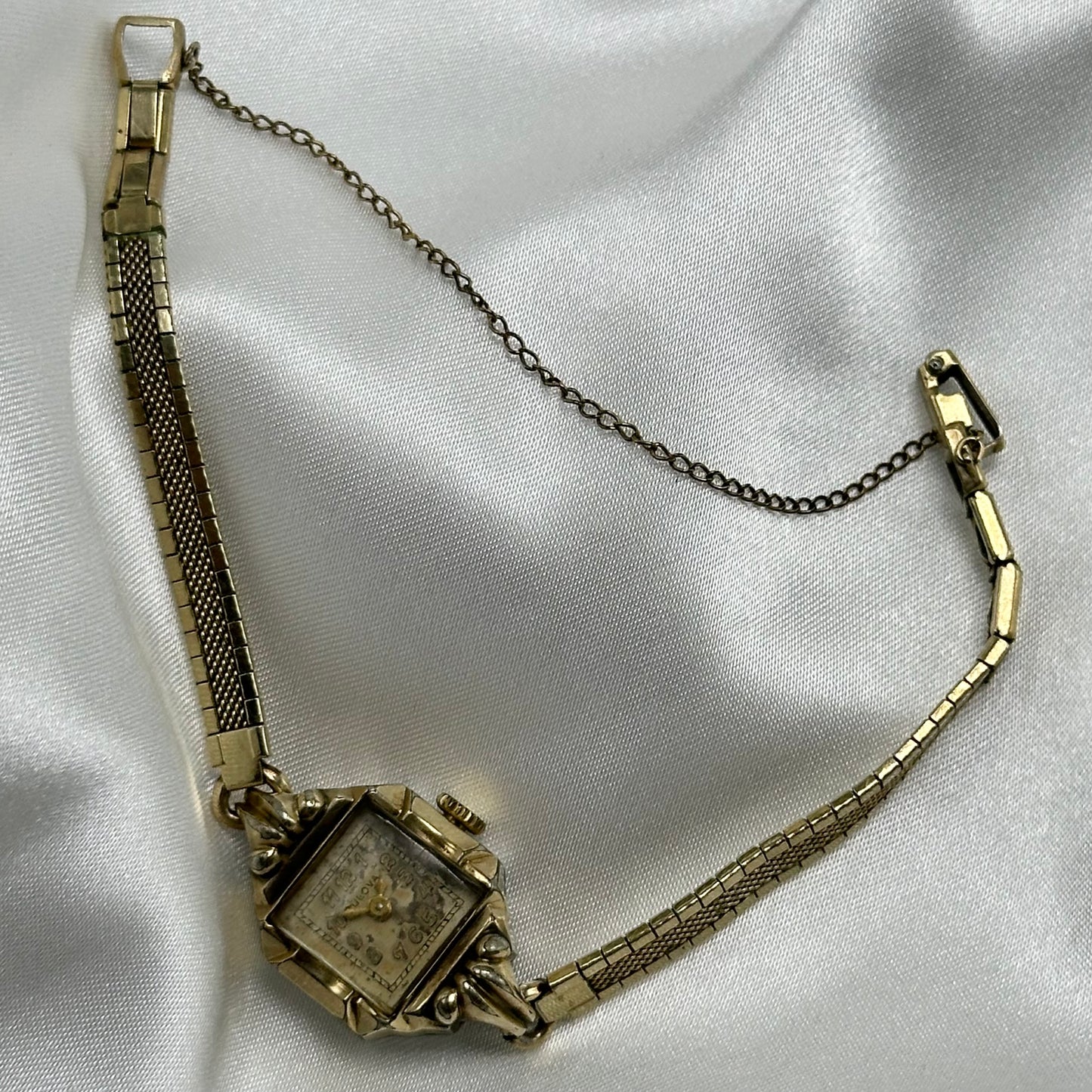 Vintage Bulova 10k rolled gold-plated manual winding watch with 10k RGP clasp band from 1945.
