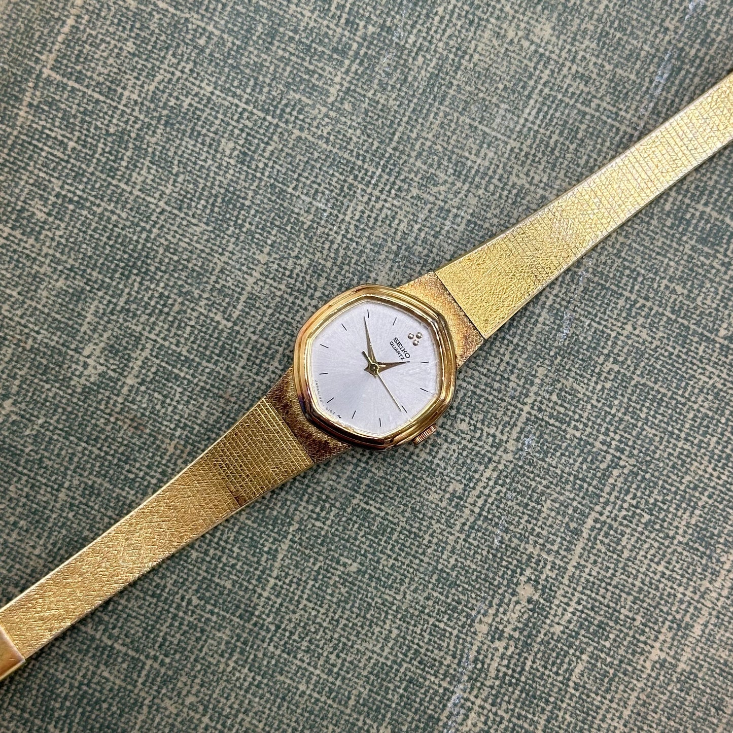Vintage gold tone Seiko round dial watch with quartz movement.
