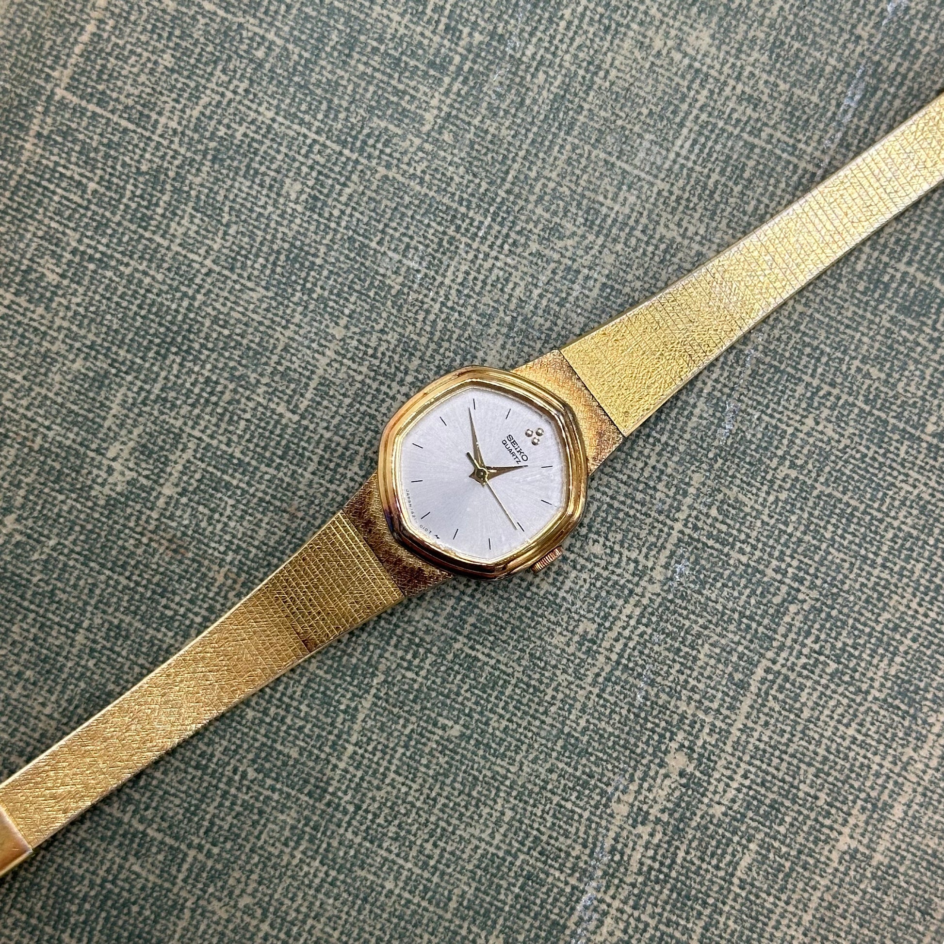 Vintage gold tone Seiko round dial watch with quartz movement.